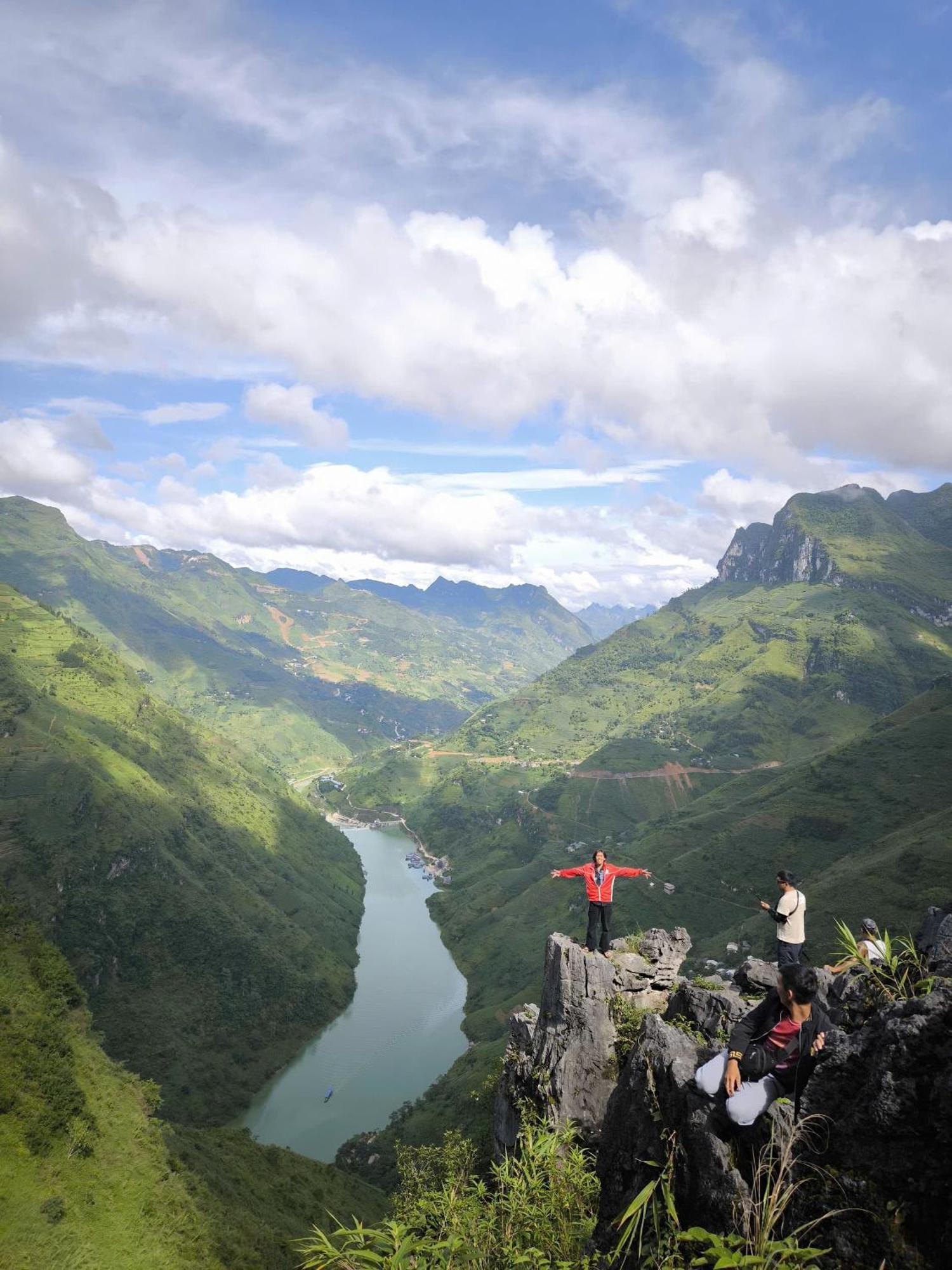 Ha Giang Lotus Hostel Motorbikes Tours Eksteriør billede